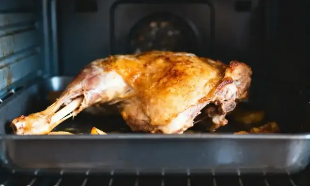 Gigot d'agneau doré et juteux, prêt à être servi à 8 convives. Un délice pour les fêtes.