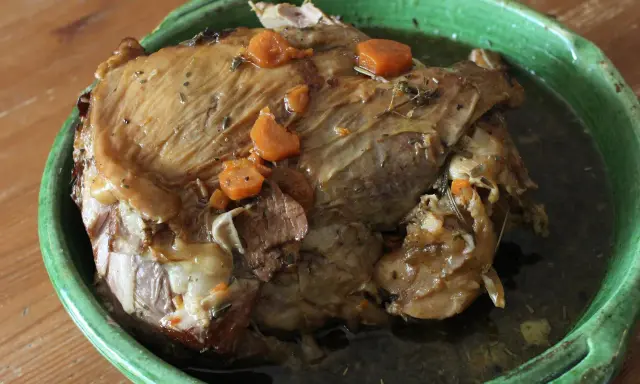 Gigot de 7 heures, un plat mijoté à la perfection, comme dans "Les Carnets de Julie". La viande est tendre et savoureuse, avec des carottes et des herbes.