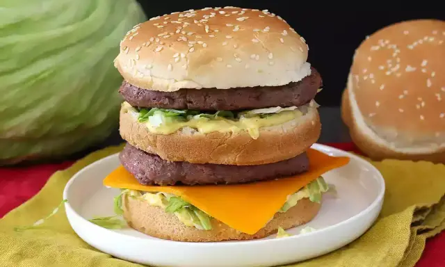 Un Big Mac maison avec sa fameuse sauce Big Mac, deux steaks, salade, fromage et pain aux sésames.