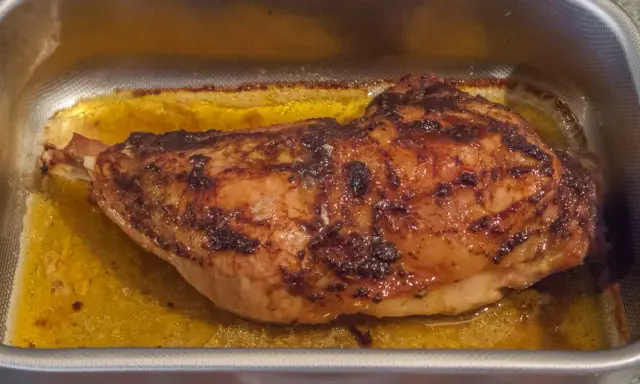 Cuisse de dinde dorée et juteuse, prête pour le barbecue. Le temps de cuisson est parfait pour cette pièce savoureuse.