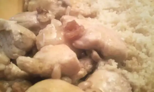 Morceaux de poulet tendres baignant dans une sauce onctueuse, accompagnés de semoule. Un délice de sauce pour viande blanche.