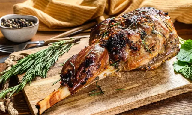 Gigot d'agneau rôti, prêt à être dégusté. Une recette parfaite pour un repas savoureux, avec des herbes et des épices.