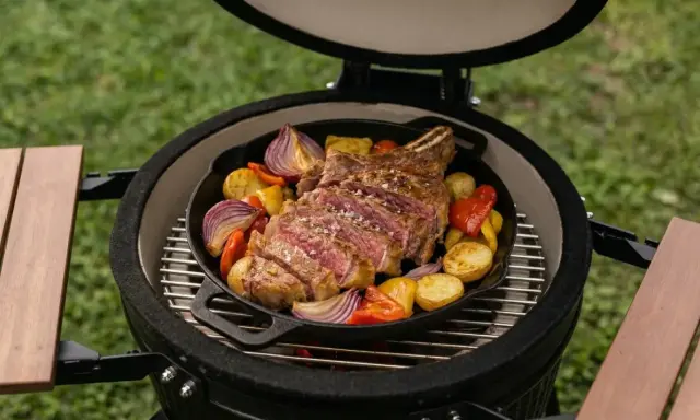 Côte de bœuf juteuse et légumes rôtis sur une plancha, un délice à savourer en plein air.