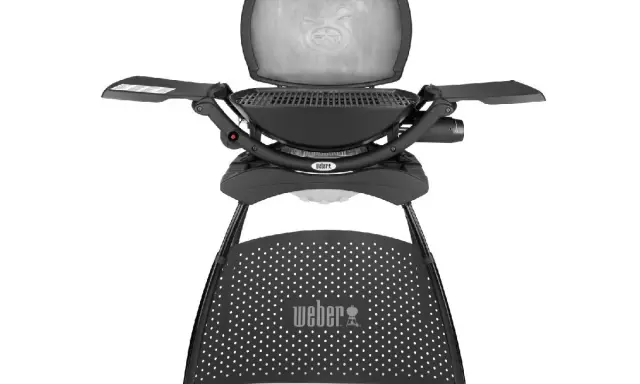 Barbecue Weber Q2000 noir, avec tablettes latérales. Une comparaison subtile pour le difference entre weber q200 et q2000.