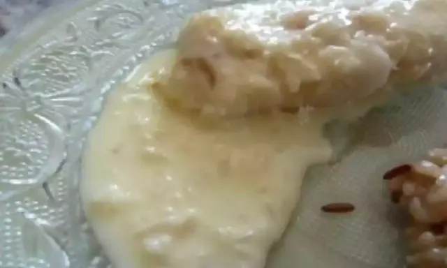 Un plat de poisson nappé d'une sauce onctueuse, parfaite pour une recette beurre blanc. Le riz brun complète ce délice.