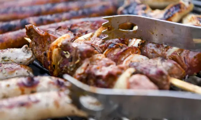 Brochettes de merlu au barbecue, savoureuses et grillées à la perfection, prêtes à être dégustées.