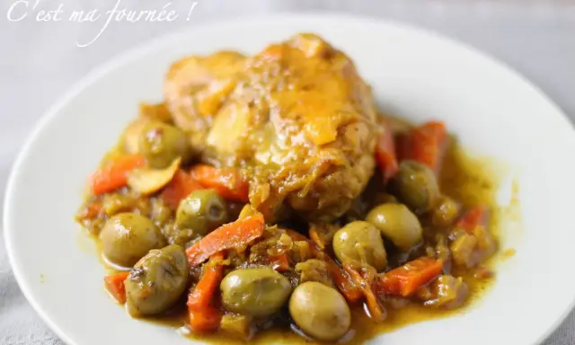 Un plat de poulet aux olives, carottes et citron confit, mijoté dans une sauce dorée. Un délice fait maison.