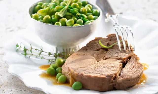 Un tendre morceau d'agneau, prêt à être dégusté, accompagné de petits pois frais. Une idée pour une recette agneau cocotte minute Seb.
