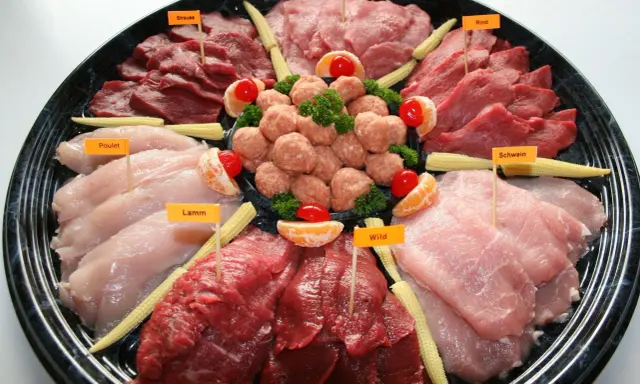 Plateau de viandes variées pour fondue, évoquant la fondue bourguignonne et son origine. On y trouve bœuf, poulet, agneau, porc, veau et gibier.