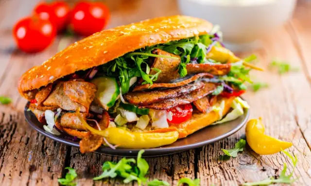 Un généreux kebab garni de viande, légumes frais et le meilleur combo sauce kebab. Un délice !