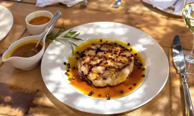Un plat de viande grillée, nappé d'une sauce savoureuse et parsemé de poivre. Une sauce à viande qui promet un délice.