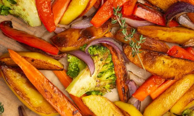 Délicieuse recette tomate courgette, poivron au four. Légumes rôtis colorés et savoureux, parfaits pour un repas sain.
