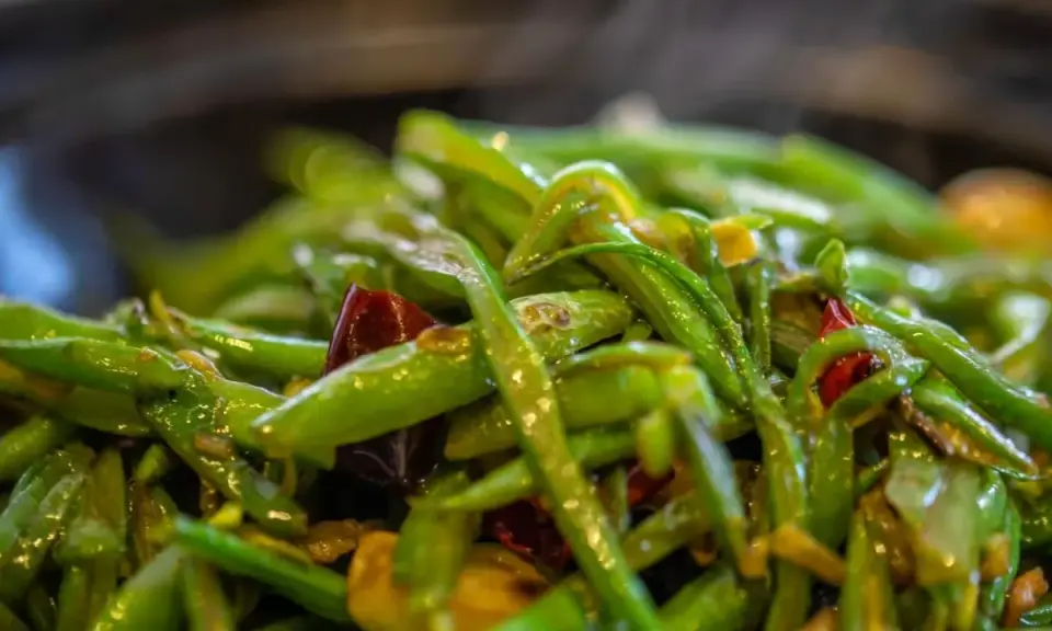 Haricots verts sautés avec des piments rouges, une recette simple et savoureuse.