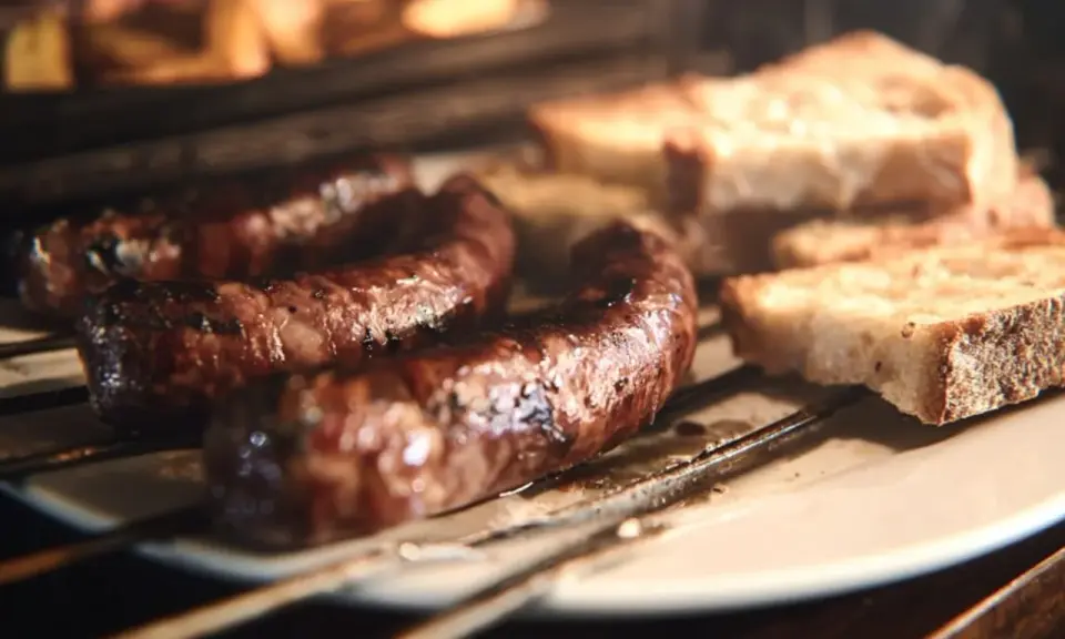 Figatelli grillés au four, accompagnés de pain grillé. Un délice simple et savoureux.