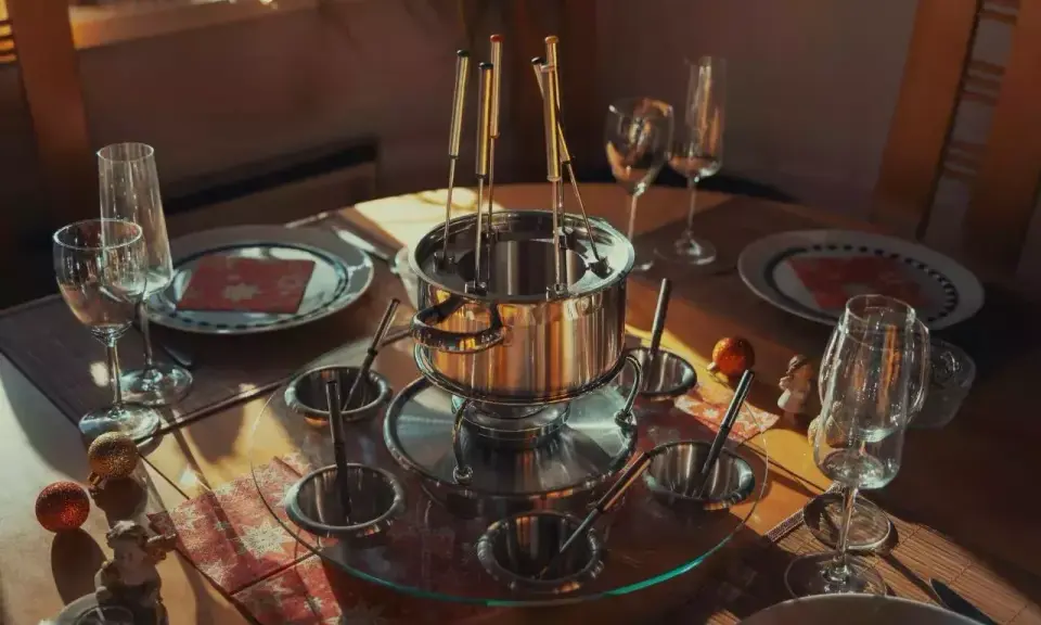 Service à fondue prêt pour une soirée conviviale. Quelle huile pour fondue bourguignonne ? L'huile neutre est idéale.