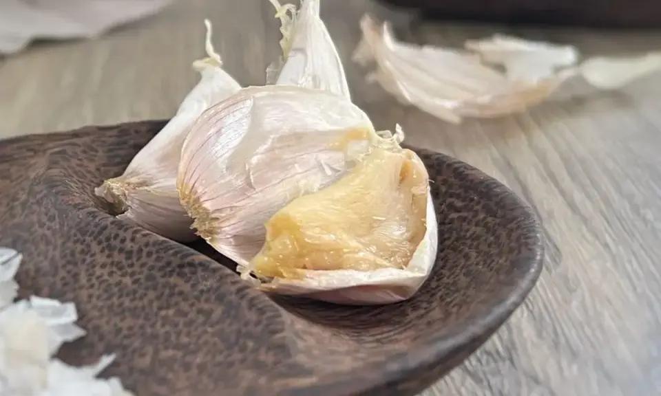 Ail confit au four, doux et doré, prêt à parfumer vos plats.