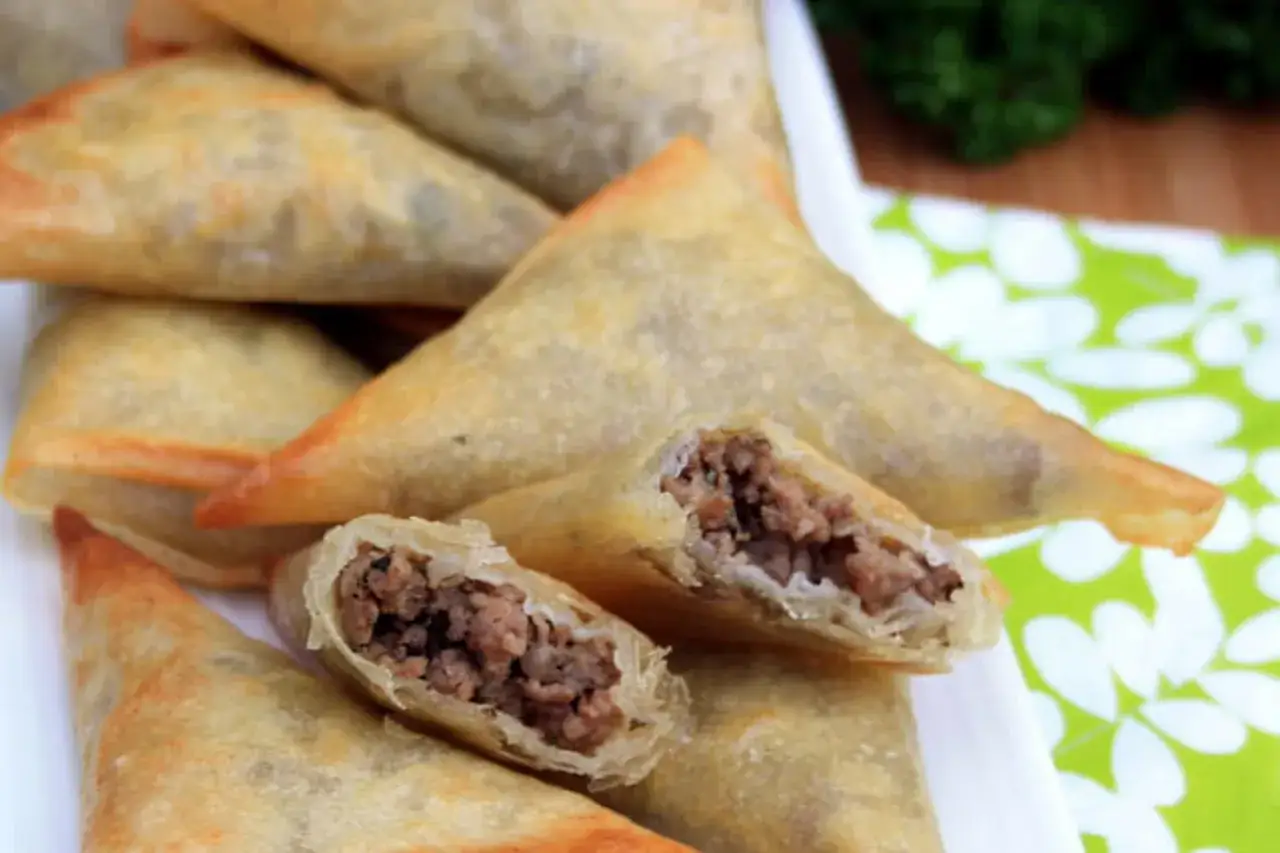 Pile de samoussas au bœuf dorés et croustillants, un délice à savourer.