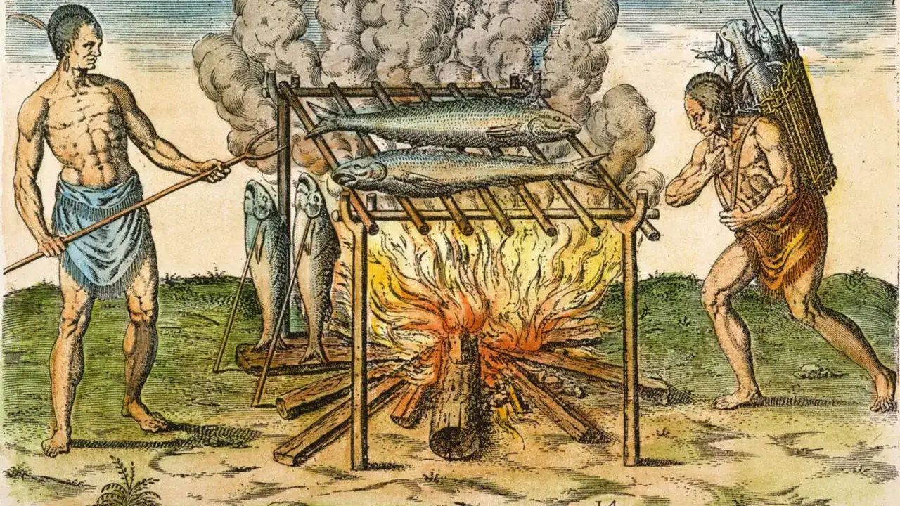 Indiens cuisinant du poisson sur un feu de bois, une scène qui évoque le barbecue origine. Un homme prépare le feu, un autre surveille la cuisson, et un troisième porte une hotte remplie de poissons.