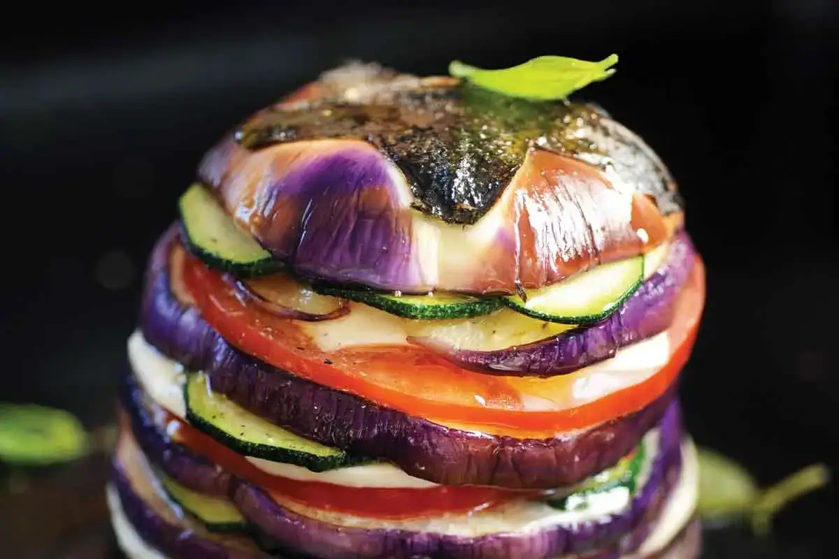 D&eacute;licieux millefeuille de l&eacute;gumes (aubergine, courgette, tomate) cuits &agrave; la plancha. Le temps de cuisson est parfait pour ce plat color&eacute;.
