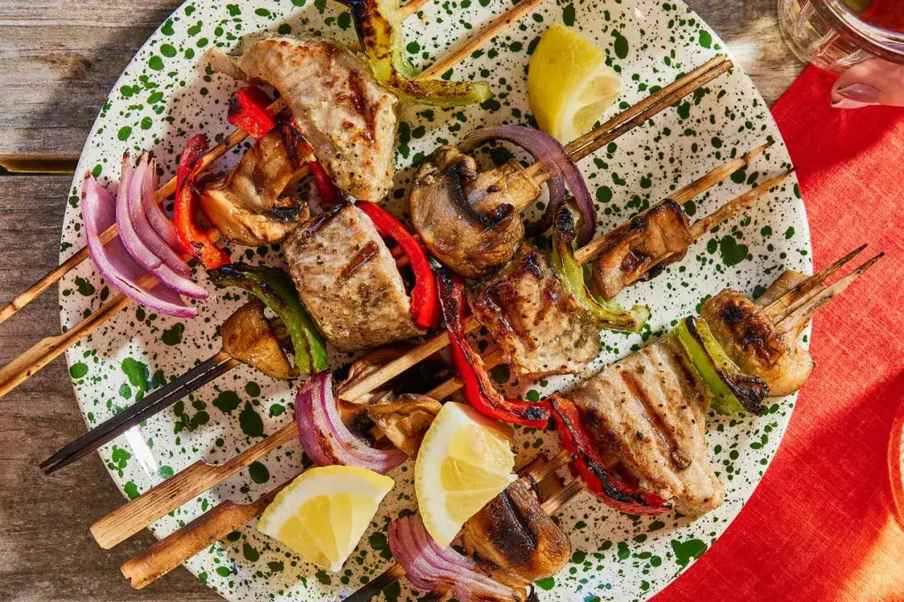 Brochettes de poulet grill&eacute; avec poivrons, oignons rouges et champignons. Parfaites avec quelles sauces pour accompagner des brochettes ? Citron frais pour la touche finale.