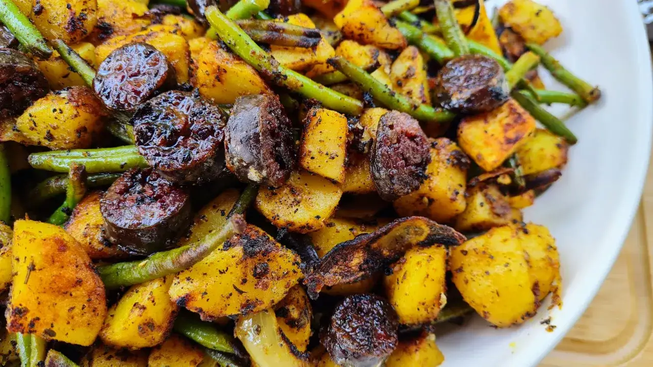 Plat savoureux de figatelli recette au four, avec pommes de terre rôties et haricots verts.