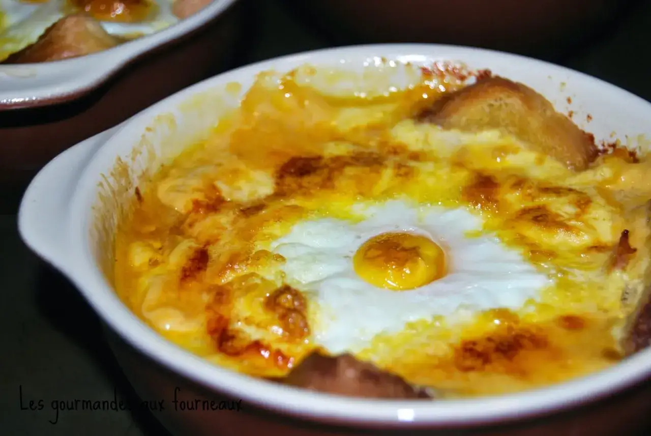 Un œuf au plat sur un gratin de fromage et pain, un plat réconfortant qui rappelle d'où vient le welsh.