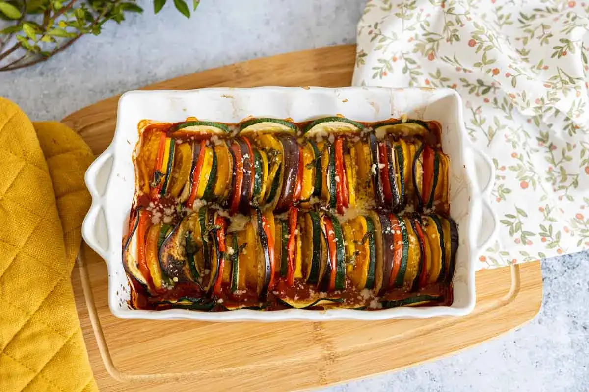Un magnifique tian de légumes, aux couleurs vives, prêt à être dégusté.