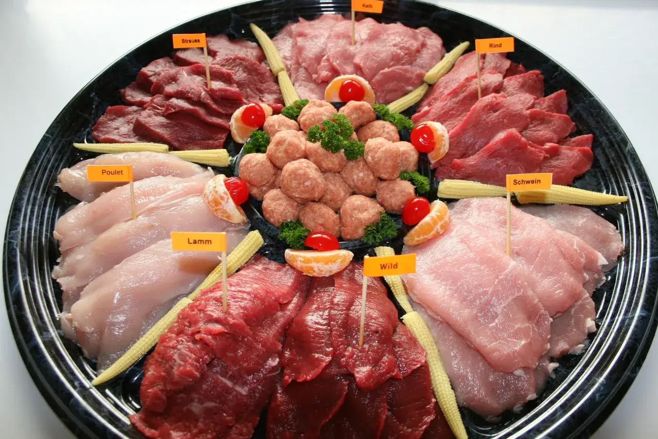 Plateau de viandes variées pour fondue : bœuf, poulet, agneau, porc, veau et gibier. Parfait pour savoir que faire avec de la viande à fondue bourguignonne.