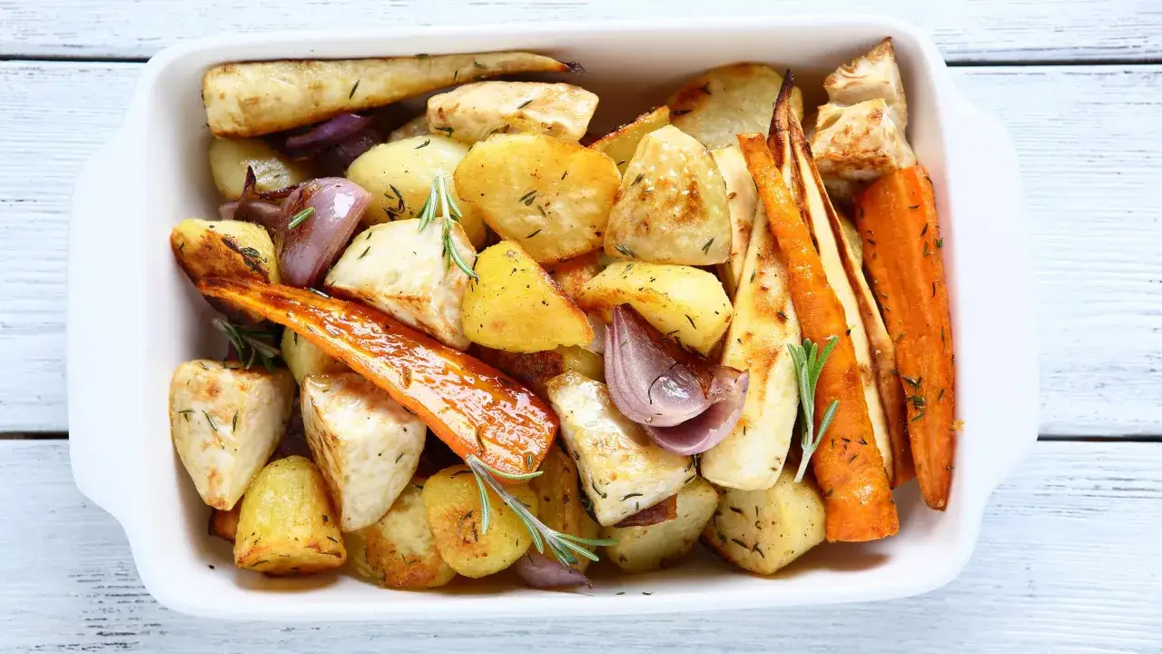 D&eacute;licieuse recette tomate courgette, poivron au four : l&eacute;gumes r&ocirc;tis et dor&eacute;s, parsem&eacute;s de romarin frais.