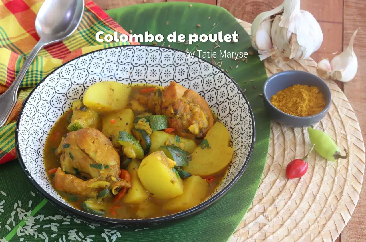Un plat de colombo de poulet, avec des pommes de terre, des courgettes et des épices, prêt à être dégusté.