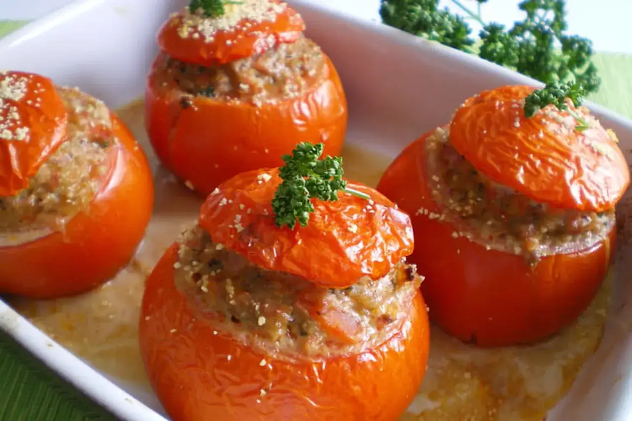 Tomates farcies à la viande, garnies de persil. Un délice pour savoir quelle viande pour tomates farcies.