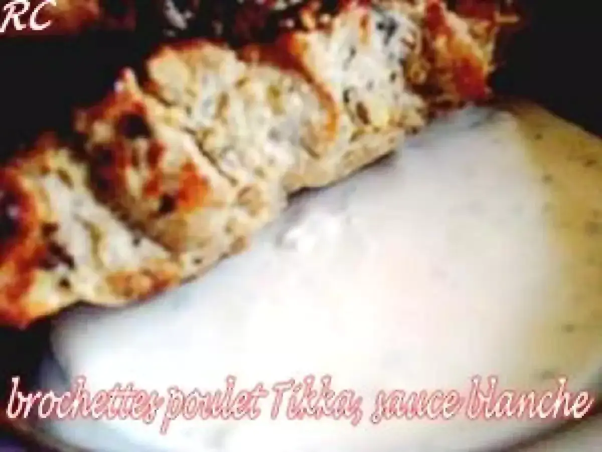 Brochettes de poulet tikka savoureuses trempées dans une sauce blanche crémeuse.