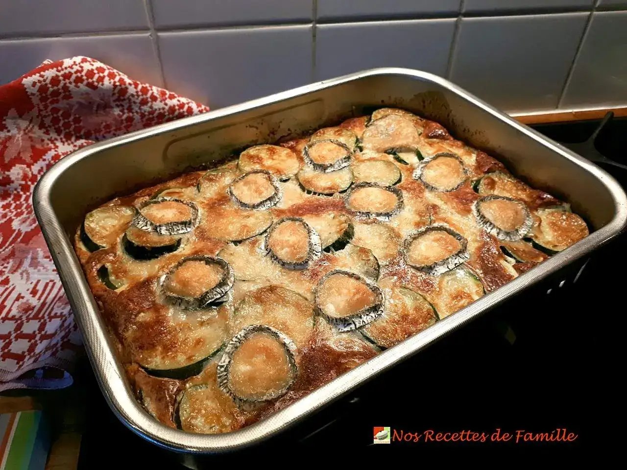 Un d&eacute;licieux flan de courgettes gratin&eacute;, parsem&eacute; de rondelles de fromage de ch&egrave;vre, tout juste sorti du four.