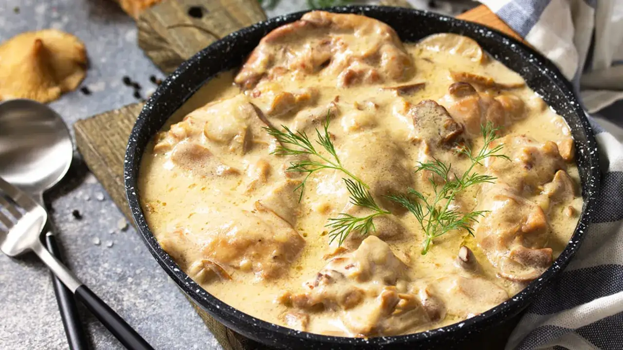 Un plat crémeux de poulet de Bresse, garni d'aneth frais. Une invitation à découvrir la recette du vrai poulet de Bresse.
