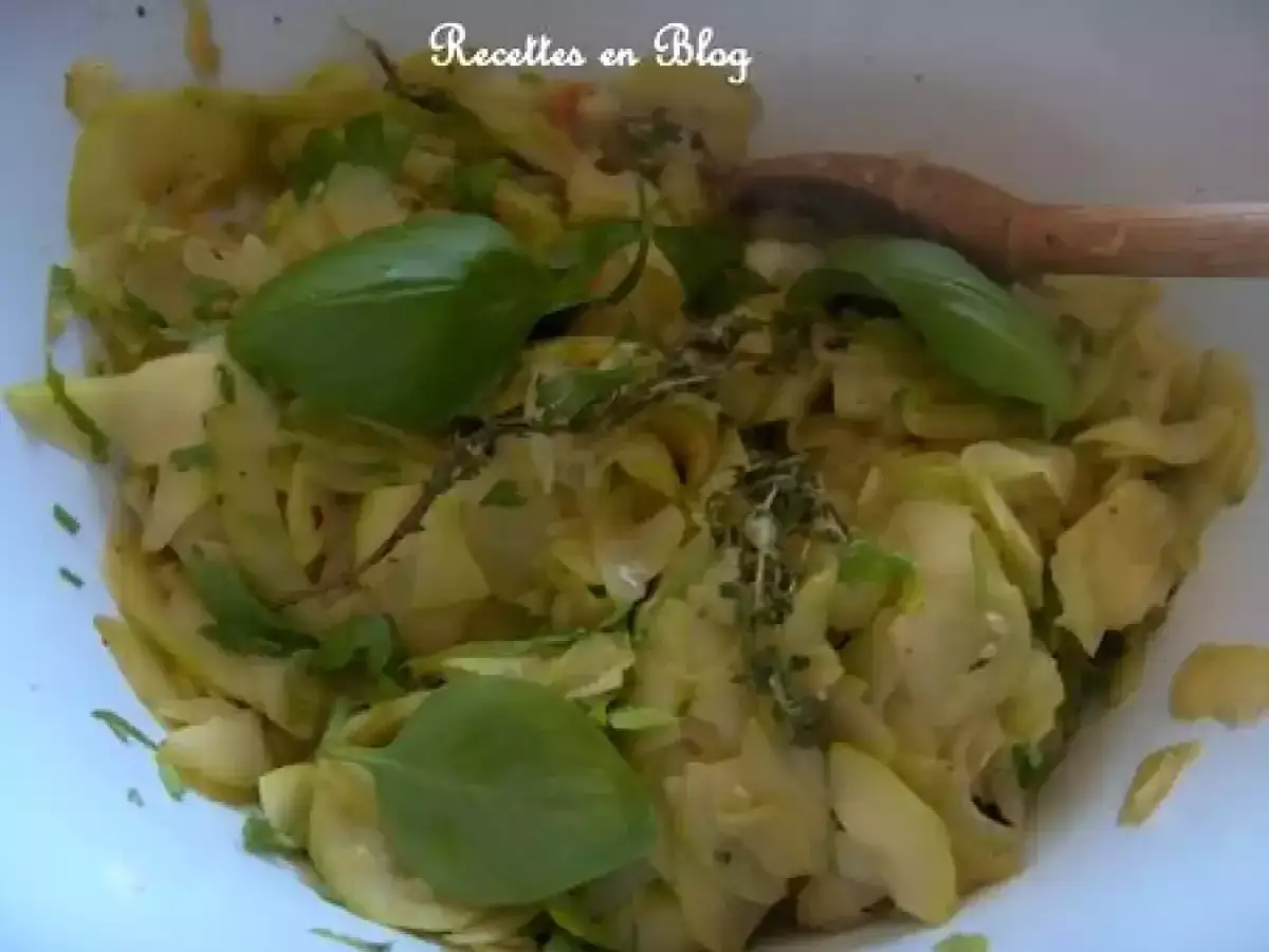 Délicieuse recette de courgette à la poêle, garnie de basilic frais et de thym. Un plat simple et savoureux.