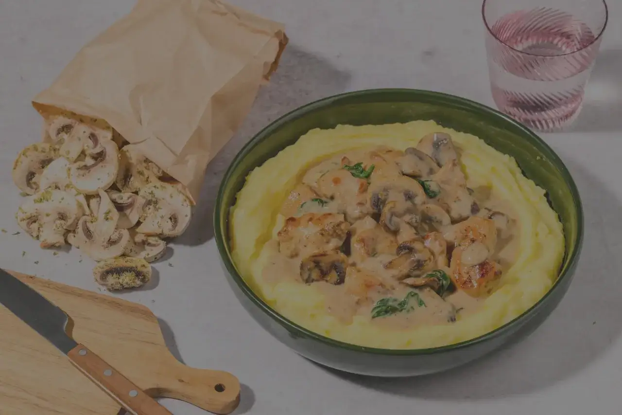 Un plat de boeuf stroganoff cr&eacute;meux sur une pur&eacute;e onctueuse, accompagn&eacute; de champignons frais.