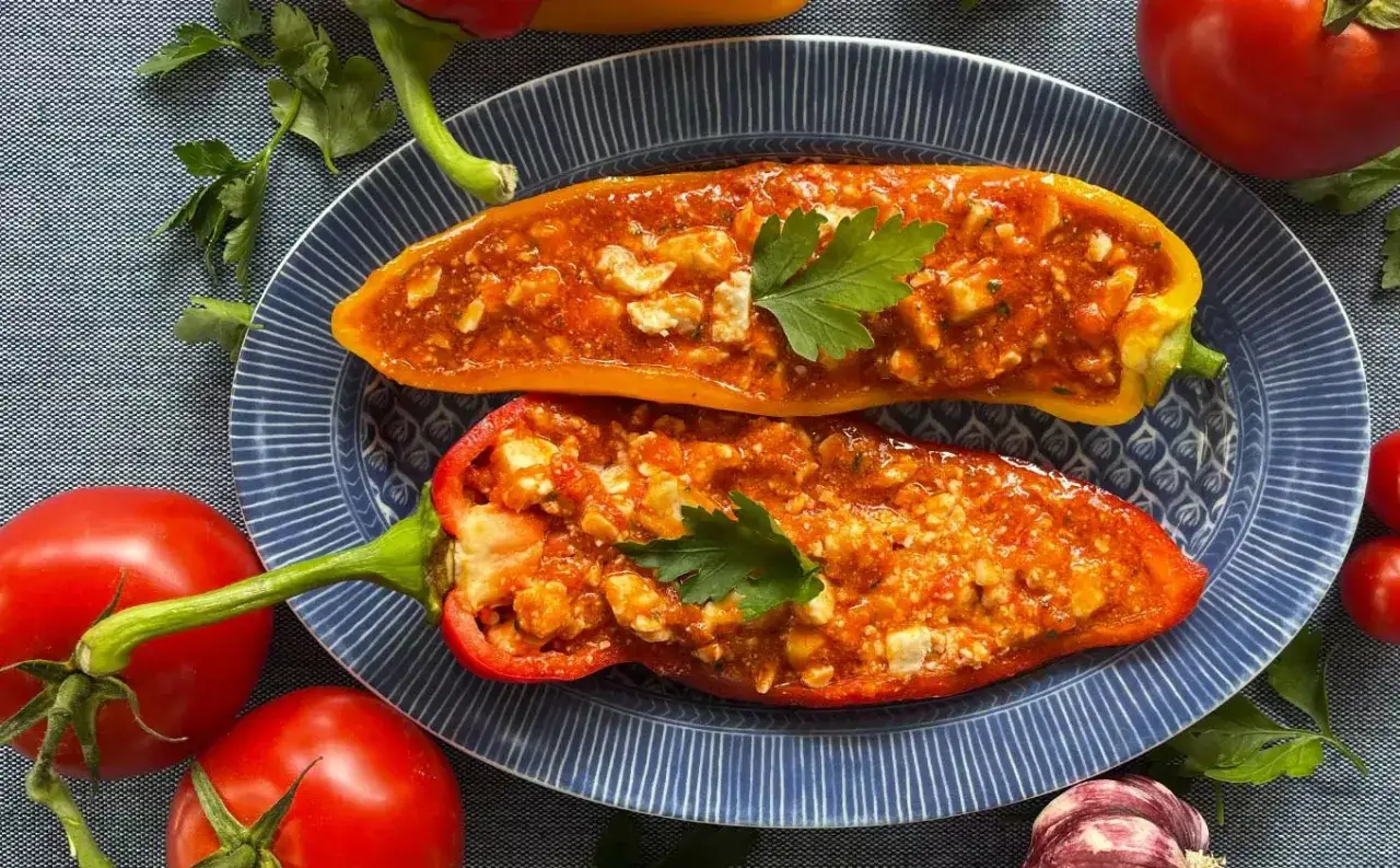 Poivrons farcis, prêts à être dégustés. Un délice de poivron au barbecue, garni d'une préparation savoureuse et de fromage.
