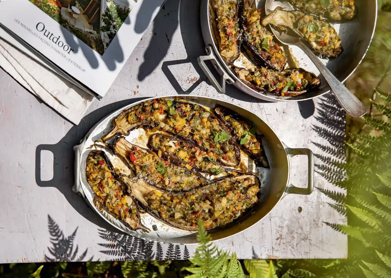 Aubergines farcies aux légumes, un plat savoureux et coloré, prêt à être dégusté en plein air.