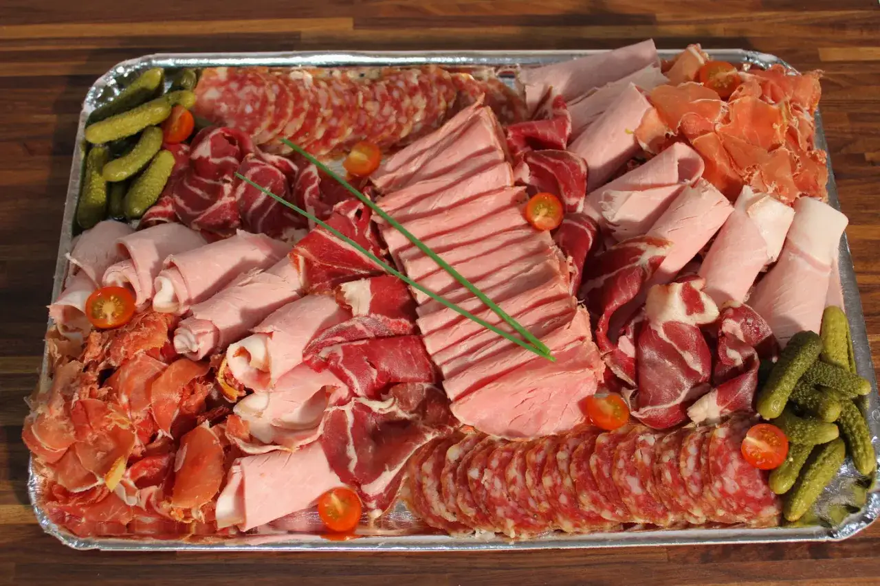 Plateau de charcuterie vari&eacute;e, parfait pour une id&eacute;e plateau raclette : jambon, saucisson, viande des grisons, cornichons et tomates cerises.