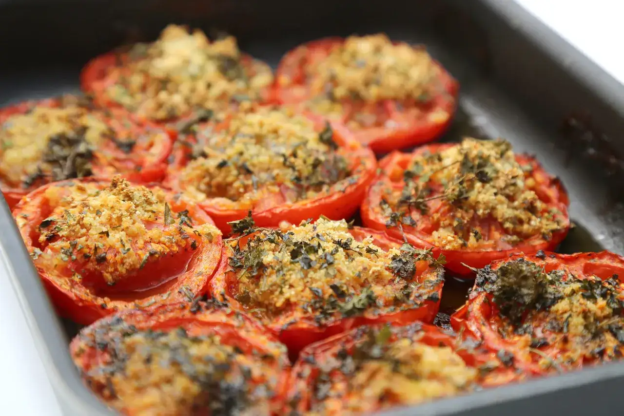 Tomates farcies, gratinées et dorées, prêtes à être dégustées. Un délice de tomate au barbecue.