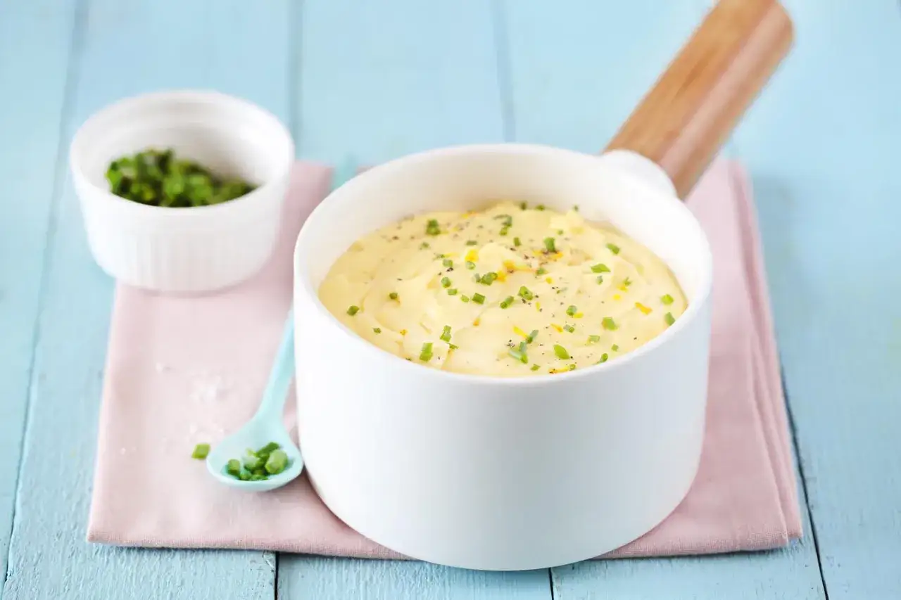 Sauce onctueuse, parsemée de zestes de citron et de ciboulette, prête à sublimer vos plats. Une touche de sauce beurre citron pour un repas savoureux.