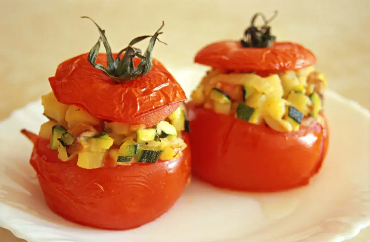 Deux tomates farcies aux légumes, un accompagnement parfait pour un repas léger.