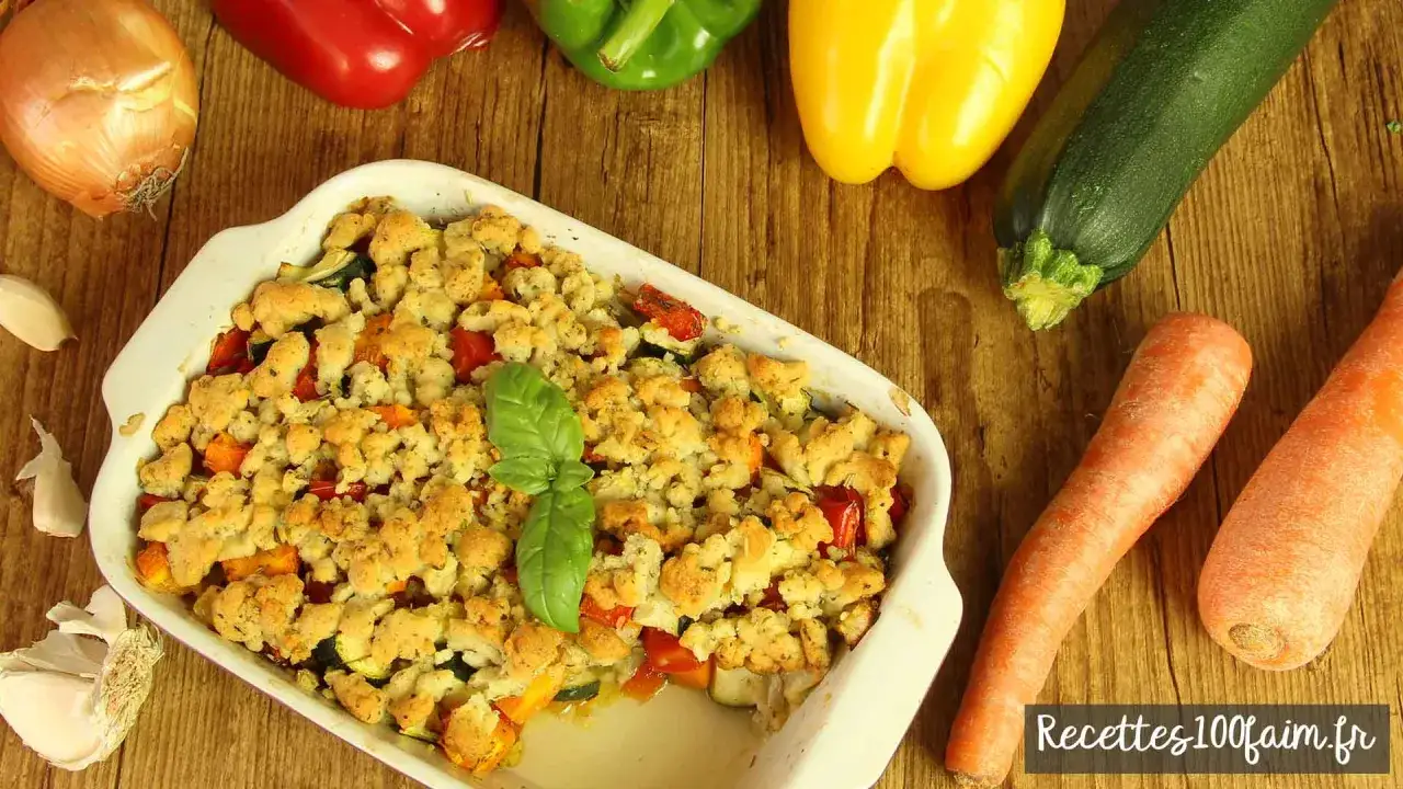 Un délicieux crumble salé aux légumes colorés, garni d'une feuille de basilic.