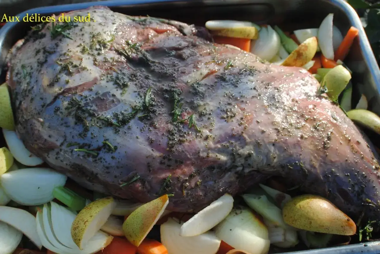 Gigot de sanglier mariné, prêt à cuire 7h avec oignons, carottes et poires. Un délice du sud.