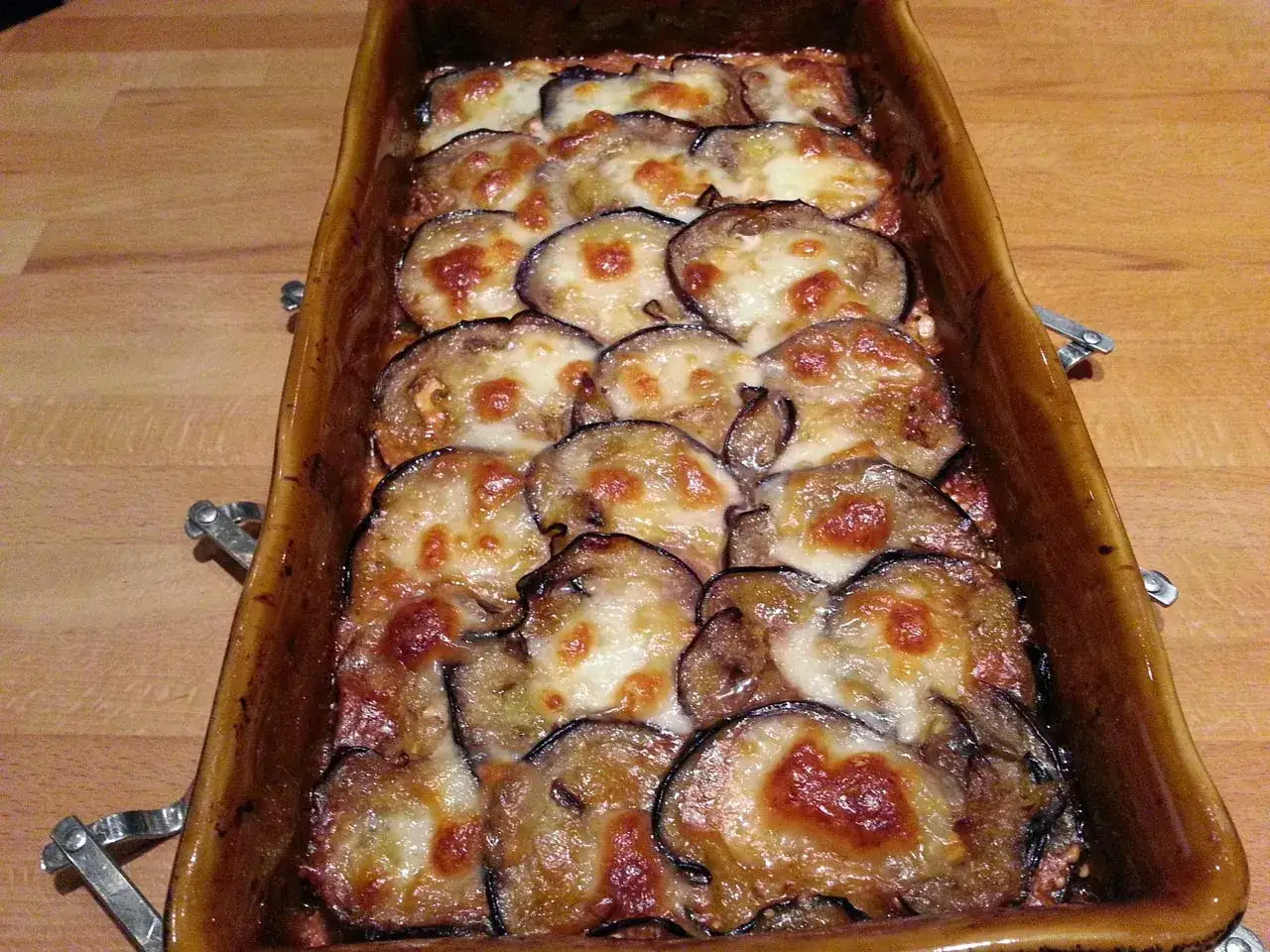 Aubergines gratinées à la viande hachée, une recette savoureuse et réconfortante, prête à être dégustée.