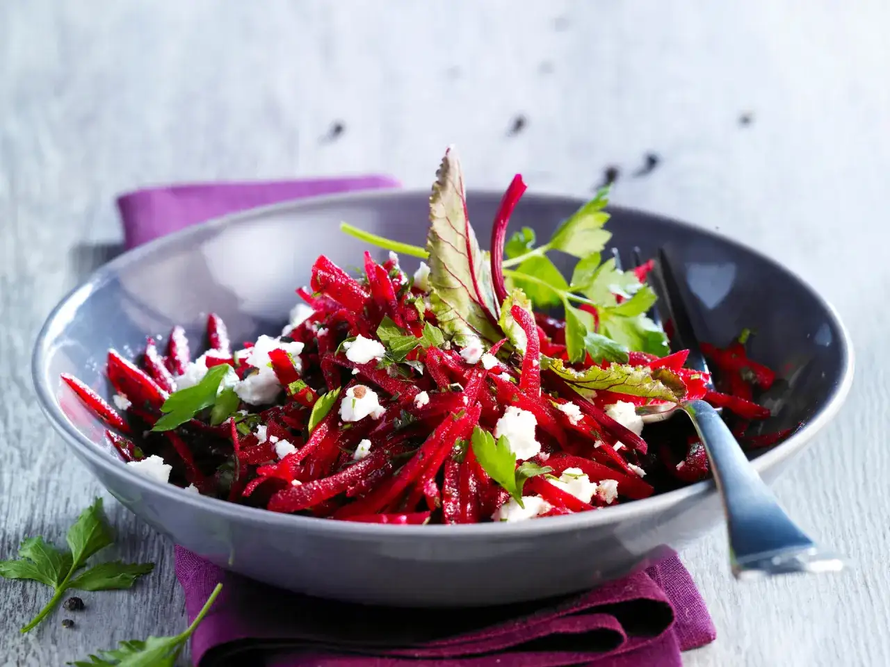 Salade de betterave r&acirc;p&eacute;e, feta &eacute;miett&eacute;e et persil frais. Une recette simple et color&eacute;e pour un plat plein de saveurs.
