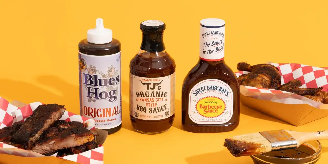 Trois bouteilles de différentes sauces barbecue, des côtes levées et du poulet rôti sur fond jaune.