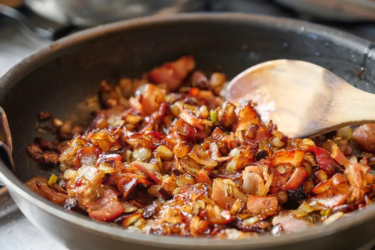 Poêlée de lardons et oignons caramélisés, un délice pour accompagner vos plats. Ce confit d'oignon promet une explosion de saveurs.