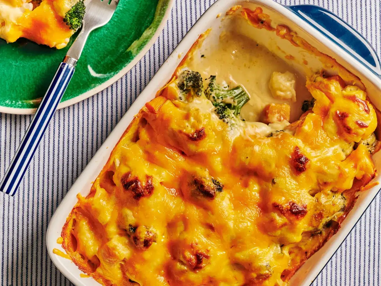 Un délicieux gratin de légumes, avec du brocoli et une sauce crémeuse, recouvert de fromage doré et fondant.