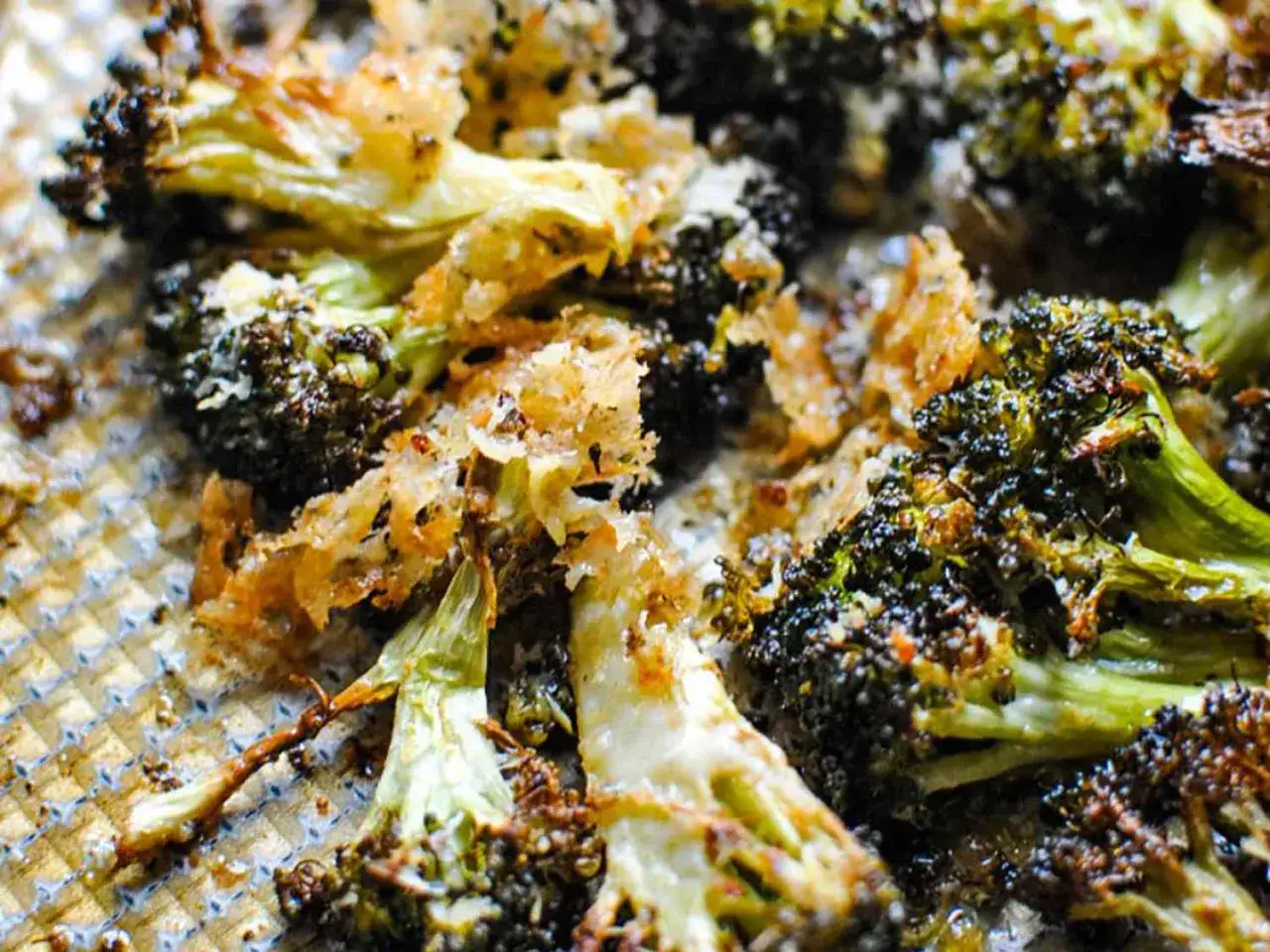 Brocolis rôtis croustillants, parfaits pour une recette facile et savoureuse.